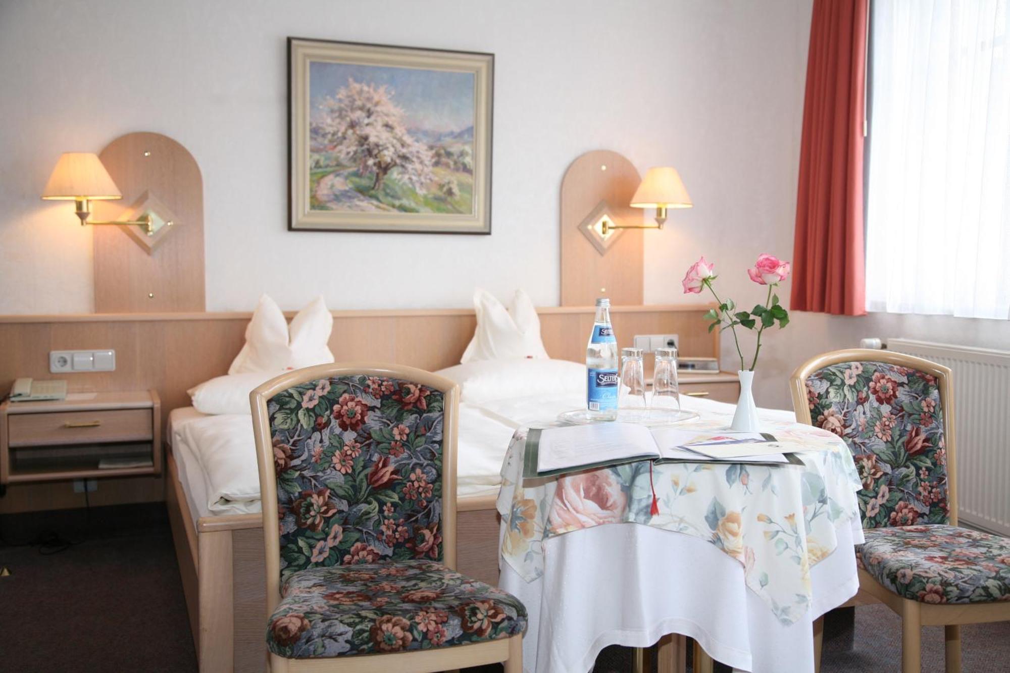 Glocke Weingut Und Hotel Rothenburg ob der Tauber Exterior foto
